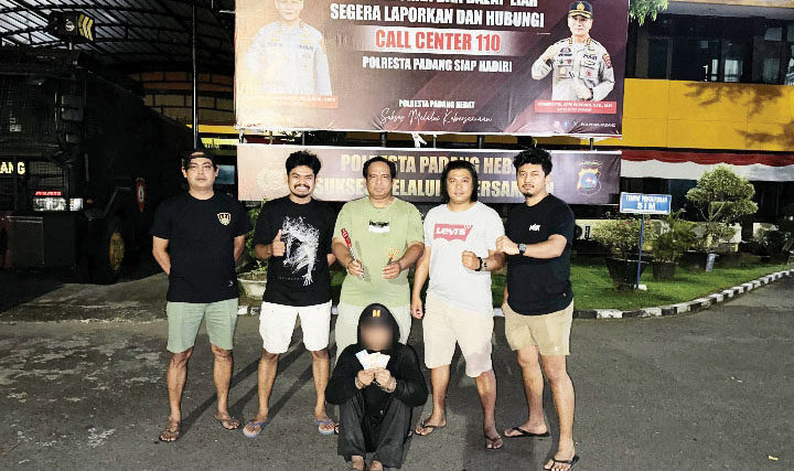 MENCURI— Pelaku AS alias Amat (27) yang mencuri di SMPN 7 Padang ditangkap Tim Klewang Polresta Padang.