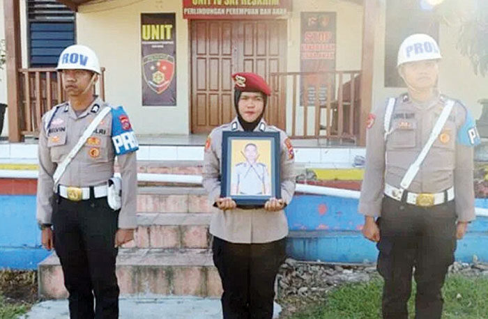 Terlibat Kasus Narkoba dan Pelanggaran Berat, Oknum Polisi Berpangkat Briptu Dipecat 1 DIPECAT— Seorang Polwan memegang foto oknum Polisi Briptu YP dalam Upacara pemecatannya yang berdinas di Polres Tanahdatar
gegara kasus narkoba.