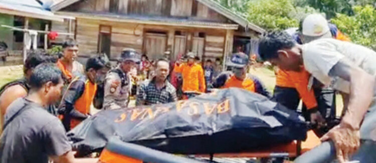 Diterjang Air Bah saat Menyeberangi Sungai, Satu Orang Ditemukan Meninggal, Satu lagi Hilang 1 MENINGGAL—Jenazah Aldi (25) yang meninggal akibat diseret air bah saat menyeberangi Sungai Batang Pasaman, Kecamatan Talamau, Pasbar, dievakuasi oleh Tim SAR gabungan.
