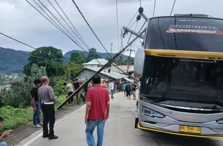 Bus Miyor Holiday Tertimpa Tiang Listrik 1 TERTIMPA— Kondisi bus yang tertimpa tiang listrik di Jalan Raya Indarung, kawasan Atap Genteng, Kelurahan Indarung, Kecamatan Lubuk Kilangan.