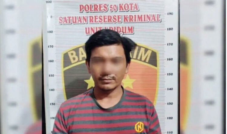 Pria Pengangguran Nekat Mencuri Motor di Parkiran Lapangan Bola, Modusnya Pura-pura Nonton Pertandingan 1 MENCURI— Pelaku EP yang mencuri sepeda motor diringkus Tim Satreskrim Polres Limapuluh Kota.