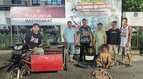 Dua Sekawan Curi Bawang di Pasar Nanggalo, Aksinya Terekam CCTV 1 MENCURI BAWANG— Pelaku PS dan JA yang
mencuri bawang di Pasar Nanggalo ditangkap jajaran
Polsek Nanggalo.