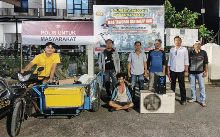 Bawa Becak saat Beraksi, Spesialis Pencuri Rumah Kosong Ditangkap, Embat AC, Komputer hingga Kipas Angin 1 PENCURI— Pelaku D (35) yang terlibat pencurian
di rumah kosong yang ditinggal penghuninya, ditangkap jajaran Polsek Nanggalo.