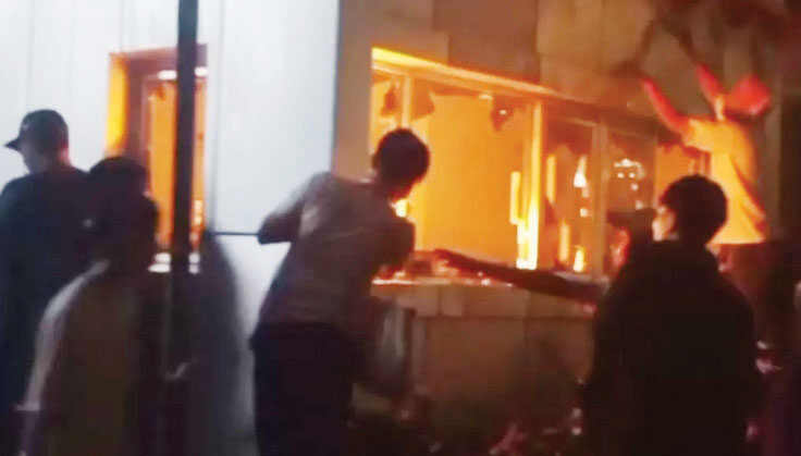 Demo 25 Agustus Tak Padam hingga Malam, Massa Bakar Pos Polisi dan Serang Aparat 1 DIBAKAR— Detik-detik pos polisi Slipi dibakar massa aksi
25 Agustus, Senin malam (25/8).