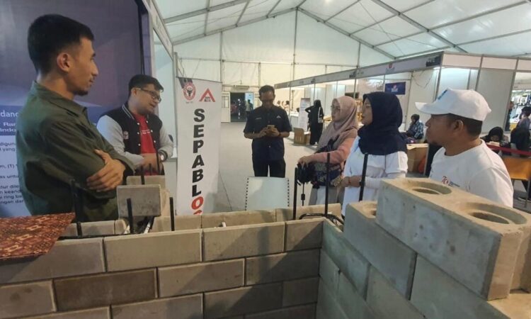 SEPABLOCK PT Semen Padang Jadi Magnet Pengunjung Xporia 2025 1 MENARIK PERHATIAN PENGUNJUNG— Produk inovatif PT Semen Padang, SEPABLOCK atau bata interlock, menjadi magnet perhatian pengunjung pameran Xporia 2025 yang digelar Pemerintah Kota Padang di GOR H Agus Salim, 8–10 Agustus 2025. Pameran bertema “Taste of Padang Experience: Road to Gastronomy City” ini merupakan rangkaian perayaan HJK Padang ke-359.
