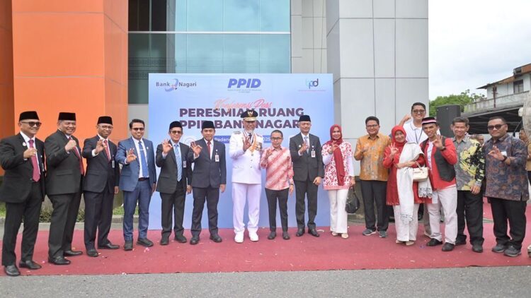 PERESMIAN RUANG PPID— Gubernur Sumbar Mahyeldi Ansharullah, Dirut Bank Nagari Gusti Candra, 
Ketua KI Sumbar Musfi Yendra serta para pejabat lainnya, berfoto bersama usai peresmian 
Ruang PPID Bank Nagari, Minggu (17/8).