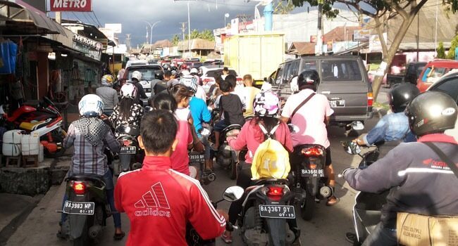 Tips #Cari_Aman Saat Hadapi Kemacetan, PT HPM Ingatkan Pentingnya Kendalikan Emosi di Jalan 1 ILUSTRASI— Situasi kemacetan di jalan raya.