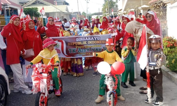 TK Aisyiyah VI Kobarkan Semangat Nasionalisme Lewat Pawai 17 Agustus 1 PAWAI KEMERDEKAAN— Puluhan anak TK Aisyiyah VI Kelurahan Ulak Karang Selatan, antusias mengikuti Pawai Kemerdekaan 17 Agustus bersama orang tua dan majelis guru, Selasa (19/8) pagi. Pawai dilepas langsung oleh Kepala TK Aisyiyah VI Nurhaini, SPd.AUD,MPd.