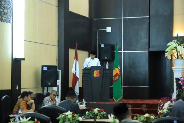 Wali Kota Solok Lakukan Langkah Berani demi Efisiensi, Pemangkasan 5 OPD 1 SAMPAIKAN—Wali Kota Solok Ramadhani Kirana Putra menyampaikan Peraturan Daerah
(Perda) Nomor 1 Tahun 2025 dalam Sidang Paripurna.