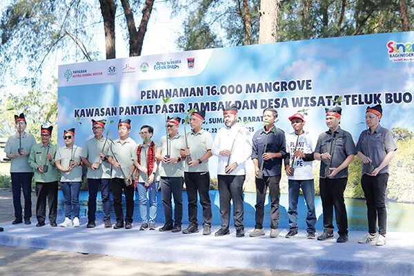 KOMITMEN— Yayasan AHM memperkuat komitmen dalam upaya mitigasi perubahan iklim dan pelestarian satwa laut dengan menanam 16.000 mangrove bakau dan pelepasan tukik di Kawasan Pantai Pasir Jambak dan Desa Wisata Teluk Buo, Sumatera Barat, Jumat (22/8).