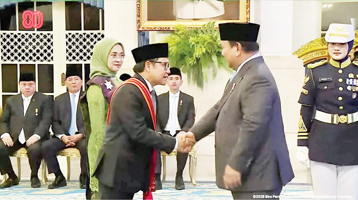 Berjasa Dalam Pemberdayaan Masyarakat, Cak Imin Terima Anugerah Bintang Mahaputera Adipurna 1 TERIMA ANUGERAH— Menteri Koordinator Pemberdayaan Masyarakat, Muhaimin Iskandar menerima Anugerah Bintang Mahaputera Adipurna.