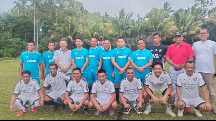 FUN GAME— Lapangan sepak bola Koto Tuo, Kecamatan Batang Kapas, menjadi saksi meriahnya laga persahabatan bertajuk Fun Game antara tim Painan Legend dan Batang Kapas Legend, Minggu (24/8). Pertandingan ini sekaligus menjadi pembukaan Open Turnamen Mini Soccer Cup II tahun 2025.