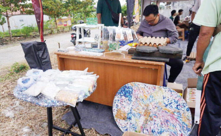 Anak Muda Kota Padang Sulap Sampah Jadi Sembako dan Furnitur 1 PRODUK FURNITUR— Bank Sampah Gemilang yang berlokasi di Kelurahan Kubu Marapalam, Padang Timur, terus berinovasi mencari solusi atas persoalan sampah plastik. Sampah plastik bernilai diolah menjadi berbagai produk furnitur seperti kursi, meja, asbak, tempat sampah, jam dinding, tempat sabun, hingga gantungan kunci.