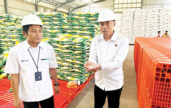 Satgas Pangan Polda Sumbar Cek Gudang Bulog, Stok Beras Dipastikan Aman hingga Akhir Tahun 2025 1 PENGECEKAN GUDANG BERAS— Dirreskrimsus Polda Sumbar Kombes Pol Andry Kurniawan bersama Pemimpin Perum Bulog Provinsi Sumbar Darma Wijaya cek ketersediaan stok beras di gudang Bulog, Selasa (26/8).
