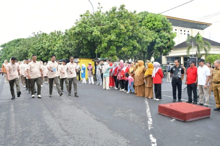Semarak HUT ke-80 RI, Pemkab Agam Gelar Lomba Gerak Jalan Tepat Waktu 1 PELEPASAN PESERTA— Wakil Bupati Agam, H. Muhammad Iqbal melepas peserta menggelar Lomba Gerak Jalan Tepat Waktu di GOR Rang Agam, Lubuk Basung, Senin (11/8). Lomba digelar untuk menyemarakkan HUT ke-80 RI.