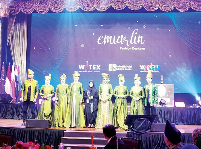 Desainer Sumbar Emi Arlin, Harumkan Indonesia di WITEX 2025 1 TAMPIL MEMUKAU— Karya-karya terbaik desainer asal Sumatera Barat, Emi Arlin, tampil memukau dalam peragaan busana World Islamic Tourism Expo (WITEX) yang digelar di Sunway Resort Hotel, Selangor, Malaysia, Minggu (24/8).
