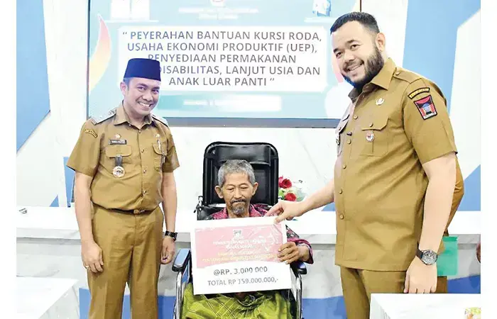 995 Warga Rentan dan Disabilitas Terima Bantuan Permakanan dan Usaha 1 SERAHKAN BANTUAN— Wali Kota Padang Fadly Amran, menyerahkan bantuan untuk warga rentan, yakni penyandang disabilitas, lanjut usia (lansia), dan anak luar panti, di di Aula Kantor Dinas Sosial Kota Padang, Selasa (5/8).