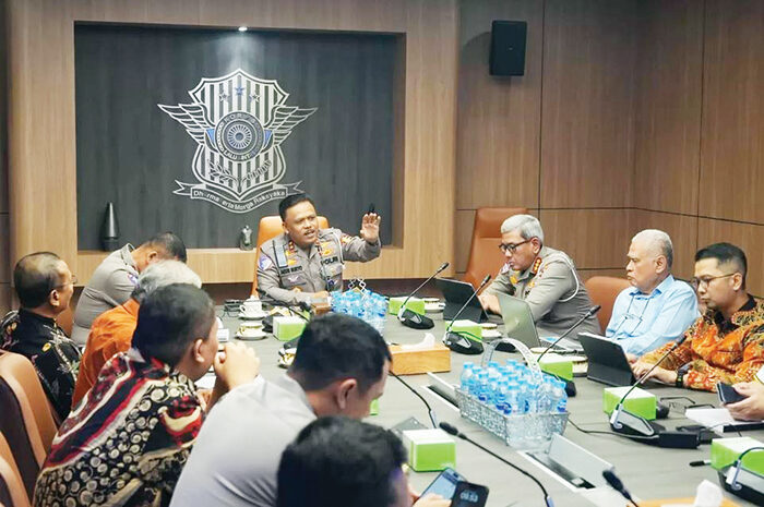 Kakorlantas Dorong Transformasi Lalu Lintas, Dengar Aspirasi, Perkuat ETLE, dan Turunkan Angka Kecelakaan 1 DISKUSI— Kakorlantas Polri Irjen Pol Agus Suryonugroho menggelar diskusi bersama para pakar, akademisi, dan pengamat transportasi serta keselamatan.