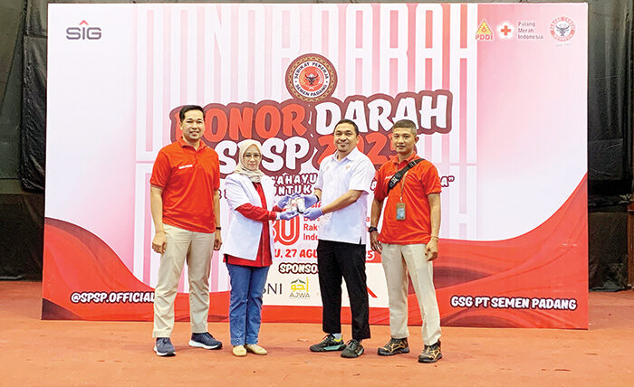 SERAHKAN KANTONG DARAH—Kepala Bagian Pelayanan dan Rekrutmen Donor Darah UDD PMI Kota Padang, dr. Dian Afmareta, menerima kantong darah saat kegiatan Donor Darah HUT ke-80 RI, di GSG, Rabu (27/8).