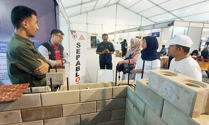 SEPABLOCK PT Semen Padang Jadi Magnet Pengunjung Xporia 2025 1 MENARIK PERHATIAN PENGUNJUNG— Produk inovatif PT Semen Padang, SEPABLOCK atau bata interlock, menjadi magnet perhatian pengunjung pameran Xporia 2025 yang digelar Pemerintah Kota Padang di GOR H Agus Salim, 8–10 Agustus 2025. Pameran bertema “Taste of Padang Experience: Road to Gastronomy City” ini merupakan rangkaian perayaan HJK Padang ke-359.