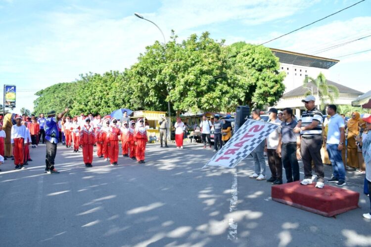 154 Grup Peserta Gerak Jalan Tepat Waktu Tingkat SD/MI dan SMP/MTsN 1 PELEPASAN PESERTA— Sekretaris Daerah Kabupaten Agam Edi Busti, melepas peserta Gerak Jalan Tepat Waktu tingkat SD/MI dan SMP/MTsN se- Kabupaten Agam, di GOR Rang Agam, Lubuk Basung, Senin (12/8).