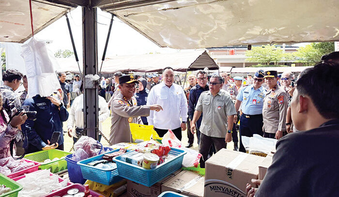 Gerakan Pangan Murah Polda Sumbar dan Bulog, Warga Dapatkan Beras hingga Minyak di Bawah HET 1 GERAKAN PANGAN MURAH— Kapolda Sumbar Irjen Pol Gatot Tri Suryanta, membuka keggiatan Gekaan Pangan Murah Polda Sumbar-Bulog, di Mako Brimobda Polda Sumbar, Kamis (14/8). Kegiatan ini juga digelar di seluruh Polsek dan Polres di Sumbar.