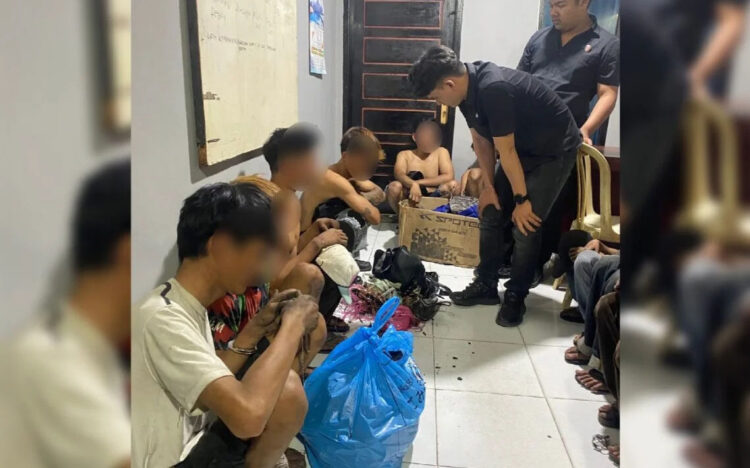 10 Orang Diamankan Gegara Menjarah di Pasar Payakumbuh yang Terbakar 1 MENJARAH— 10 orang diamankan ke Mapolres Payakumbuh lantaran kedapatan menjarah barang-barang
di lokasi kebakaran pasar.