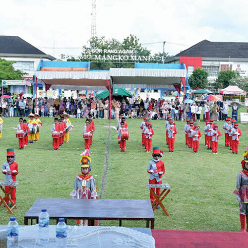 LOMBA MARCHING BAND— Bupati Agam yang diwakili Staf Ahli Bupati Bidang Pemerintahan, Fauzi, membuka Lomba Agam Marching Festival III tingkat SD/MI, SMP/MTs, dan SMA/SMK/MA se-Kabupaten Agam di GOR Rang Agam, Lubuk Basung, Kamis (14/8).