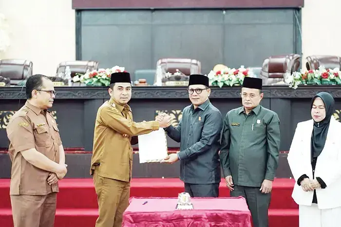 4 Fraksi DPRD Kota Solok Setujui Ranperda RPJMD 2025-2029 menjadi Perda 1 PENYERAHAN DOKUMEN— Ketua DPRD Kota Solok, Fauzi Rusli menyerahkan dokumen berita acara persetujuan RPJMD 2025-2029 oleh 4 Fraksi kepada Wali Kota Solok, Ramadhani Kirana Putra.