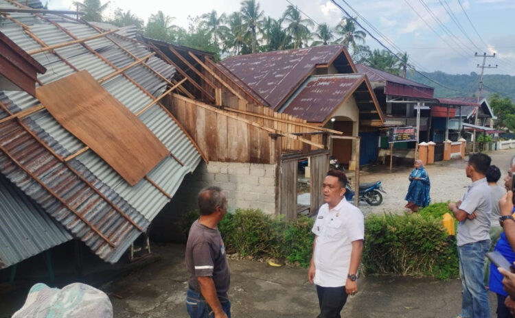 RUSAK— Rumah warga di Solok Selatan mengalami kerusakan akibat diterjang angin kencang.