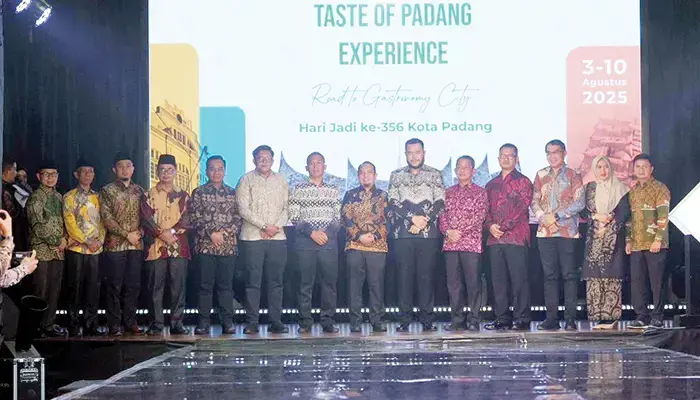 “Taste of Padang Experience” Tandai Dimulainya Perayaan HJK Padang ke-356 1 PELUNCURAN PERAYAAN HJK PADANG— Wako Fadly Amran membuka rangkaian Hari Jadi Kota Padang ke-356 Tahun dengan tema “Taste of Padang Experience : Road to Gastronomy City”, di Gedung Bagindo Aziz Chan Youth Center, Minggu malam (3/8).