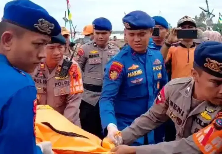 Pamit Ambil Uang ke ATM, Penyiar Radio Tewas Mengambang di Pantai Pasia Nan Tigo 1 EVAKUASI— Tim SAR gabungan mengevakuasi jenazah penyiar radio yang tewas akibat tenggela di Pantai Pasia Nan Tigo, Padang.