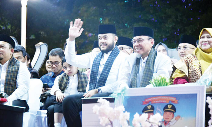 Warga Antusias Saksikan Pawai Telong-Telong HJK Padang 1 PELEPASAN PESERTA PAWAI— Wali Kota Padang Fadly Amran, yang hadir langsung bersama Wakil Wali Kota Maigus Nasir, melepas peserta Pawai Telong-Telong untuk memeriahkan HJK Padang ke-356, Rabu (6/8) malam.