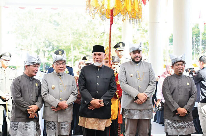 356 Tahun Kota Padang, Kobarkan Semangat Kolaborasi dan Inovasi 1 PARIPURNA HJK PADANG— Gubernur Mahyeldi, Ketua DPRD Kota Padang Muharlion, Wali Kota Fadly Amran dan Wakil Wali Kota Maigus Nasir, menghadiri Rapat Paripurna Istimewa dalam rangka memperingati Hari Jadi Kota (HJK) Padang ke-356, Kamis (7/8).