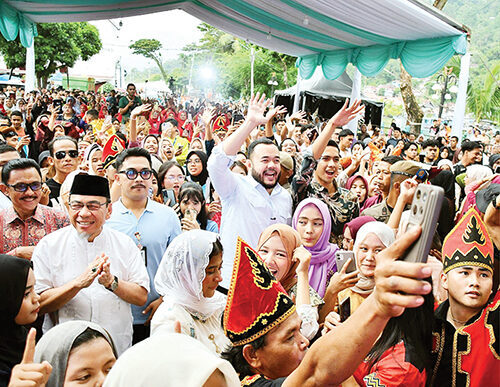 Karnaval Kota Tua Semarakkan HJK Padang ke-356, Wako Fadly Amran: Perkuat Citra Menuju Kota Gastronomi Dunia 1 BERBAUR—Wali Kota Padang, Fadly Amran, didampingi Wakil Wali Kota Padang, Maigus Nasir berbaur dengan masayarakat yang menyaksikan Karnaval Kota Tua.