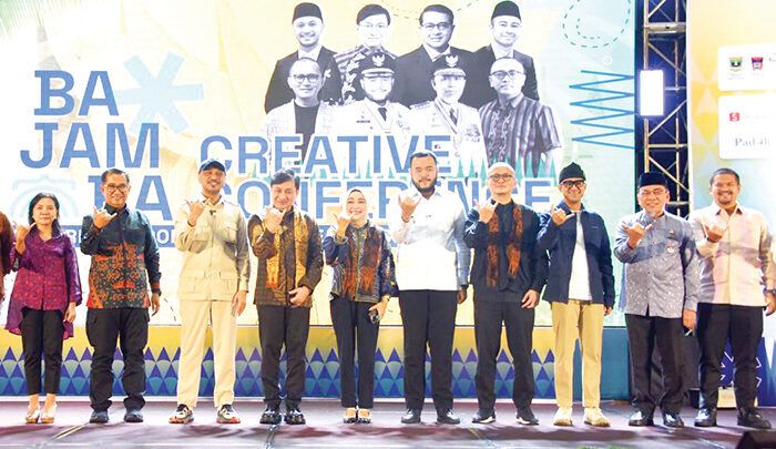 Rakornas ICCN 2025 Jadi Tonggak Penting Pembangunan Ekonomi Kreatif 1 PEMBUKAAN RAKORNAS— Wakil Menteri Kebudayaan RI Giring Ganesha Djumaryo, Staf Khusus Presiden RI Bidang Ekonomi Kreatif Yovie Widianto, Ketua Umum ICCN Tubagus Fiki C. Satari, Wali Kota Padang Fadly Amran bersama Wakil Wali Kota Maigus Nasir, membuka Rakornas ICCN 2025 di Kota Padang, Jumat (8/8).