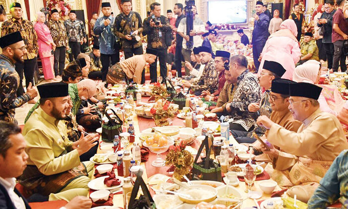 Tamu Kehormatan HJK Padang ke-356 Diajak Makan Bajamba 1 MAKAN BAJAMBA—Menteri Ekonomi Kreatif RI Teuku Rifky, peserta Rakornas ICCN, delegasi Dunia Melayu Dunia Islam (DMDI) dari berbagai negara, dan tamu undangan dijamu makan bajamba di Rumah Gadang Baiturrahmah, Jumat malam (8/8).