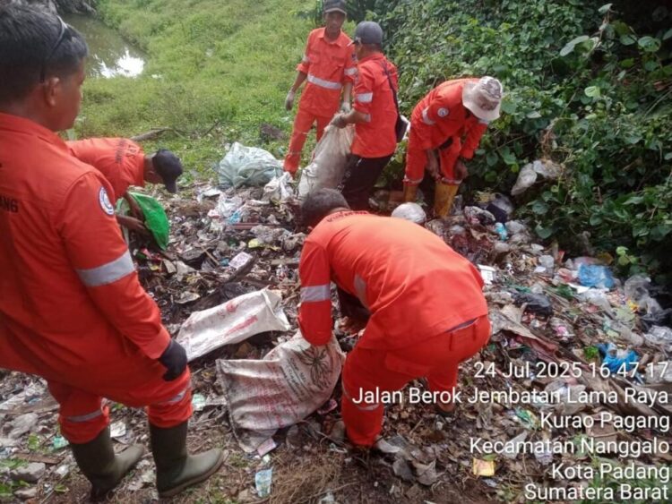 LPS Kelurahan Kurao Pagang Lakukan Pembersihan di Lokasi Pembuangan Sampah Ilegal 1 BERSIHKAN SAMPAH— Petugas LPS Kelurahan Kurao Pagang terus melakukan pembersihan di lokasi-lokasi pembuangan sampah ilegal yang dilakukan oleh sebagian masyarakat yang belum peduli terhadap kebersihan lingkungan.