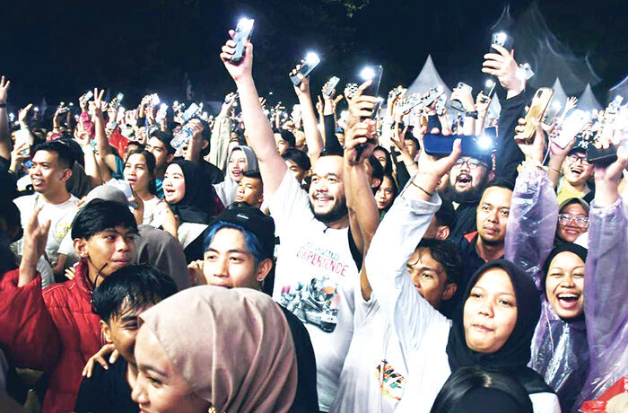 Armada Band Sukses Pukau Penonton Xploria Padang 2025 1 Xploria Padang 2025 BERAKHIR— Penampilan grub band Armada, sukses memukau ribuan penonton yang memadati kawasan GOR H Agus Salim Padang, Minggu (10/8) malam. Aksi band tanah air ini juga sekaligus menutup rangkaian event spektakuler Xploria Padang 2025 Hari Jadi Kota (HJK) Padang ke-356.