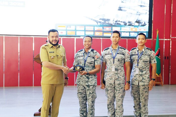 Wako Terima Taruna AAL dan 22 Delegasi APCS, Perkuat Promosi Kota Padang ke Dunia Internasional 1 KUNJUNGAN KEHORMATAN— Wali Kota Padang Fadly Amran menerima kunjungan kehormatan (courtesy call) Taruna AAL dan delegasi ASEAN Plus Cadet Sail (APCS) 2025 yang diikuti perwakilan Taruna dari 22 negara di Balai Kota Aia Pacah, Senin (11/8).