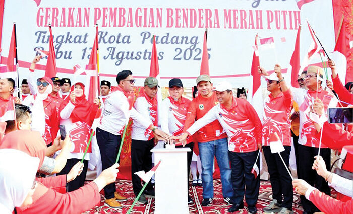 Padang Canangkan Gerakan Nasional Pembagian 10 Juta Bendera, Wawako: Gelorakan Kembali Semangat Nasionalisme 1 PEMBAGIAN BENDERA— Wakil Wali Kota Padang, Maigus Nasir melakukan pencanangan Gerakan Nasional Pembagian 10 Juta Bendera Merah Putih dalam rangka menyambut HUT ke-80 Kemerdekaan RI, di pelataran Pasar Raya Fase VII, Rabu (13/8). Wawako juga langsung membagikan bendera kepada warga.