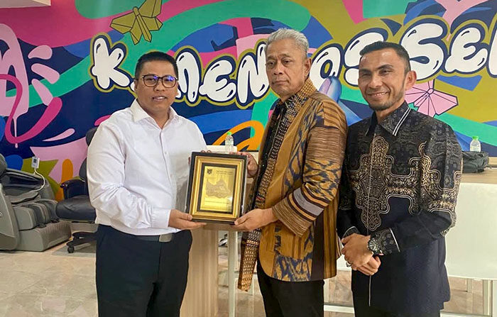 Wako dan Wawako Temui Wamensos, Bahas Kampung Siaga Bencana dan Sekolah Rakyat 1 AUDIENSI— Wali Kota, Hendri Arnis bersama Wakil Wali Kota, Allex Saputra melakukan audiensi dengan Wakil Menteri Sosial (Wamensos), Agus Jabo Priyono di Jakarta.