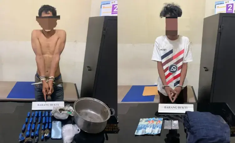 2 Pengedar Sabu dan Ganja Diringkus Tim Kelelawar 1 PENGEDAR— Dua pengeda ditangkap Tim Satresnarkoba Polres Agam dengan barang bukti sabu dan ganja.