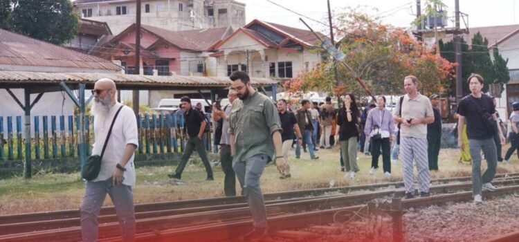 Delegasi 15 Negara Kunjungi Stasiun Kereta Api Padang Panjang 1 TELUSURI STASIUN— Perwakilan dari 15 negara yang tergabung dalam dalam We Are Site Managers International Symposium saat menyelusuri rel kereta api menuju stasiun Padang Panjang.