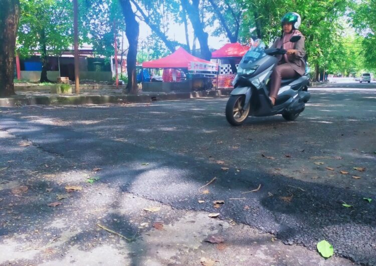 PENAMBALAN DAN PENGASPALAN— Dinas Pekerjaan Umum dan Penataan Ruang (DPUPR) Kota Padang sudah melakukan perbaikan jalan berlubang di 192 ruas jalan Kota Padang sejak beberapa waktu terakhir.