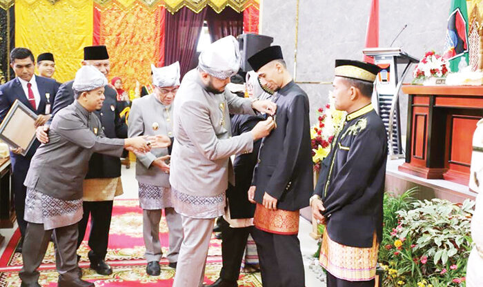 HJK Padang ke-356, Kepala Unit Komunikasi & Kesekretariatan PT Semen Padang Terima Pin Emas Pemko 1 TERIMA PIN EMAS— Wako Padang Fadly Amran, didampingi Gubernur Mahyeldi Ansharullah, Wawako Maigus Nasir, dan Ketua DPRD Muharlion, menyematkan pin emas kepada Kepala Unit Komunikasi & Kesekretariatan PT Semen Padang, Ilham Akbar, dalam Rapat Paripurna HJK Padang ke-356 di gedung DPRD Kota Padang, Kamis (7/8).