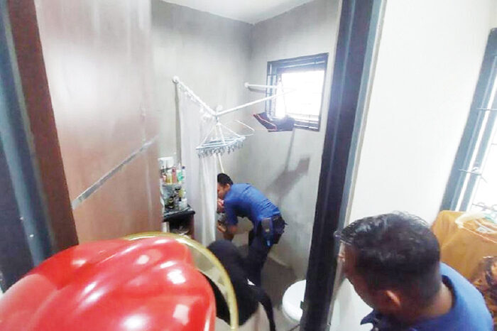 Panik Balita Terkunci di Kamar Mandi, Orang Tua Telepon Damkar 1 PENYELAMATAN BALITA— Petugas Damkar Kota Padang berhasil melakukan penyelamatan seorang anak berusia dua tahun yang terkunci di dalam kamar mandi rumahnya di Jalan Cut Mutia, Kelurahan Padang Pasir, Kecamatan Padang Barat, Kamis (31/7).