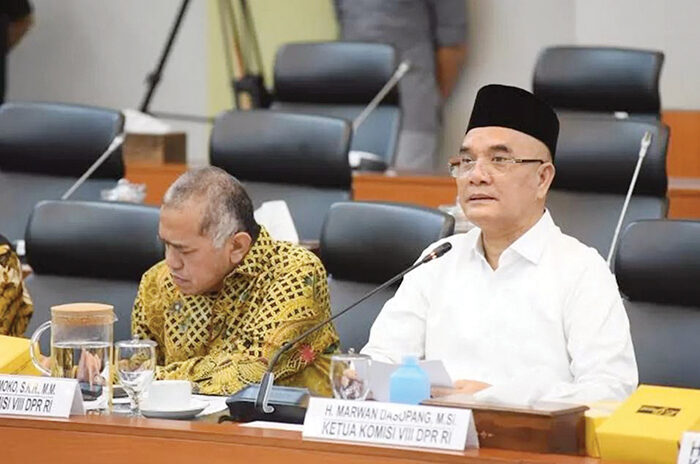 Ketua Komisi VIII DPR Marwan Dasopang (kanan).
