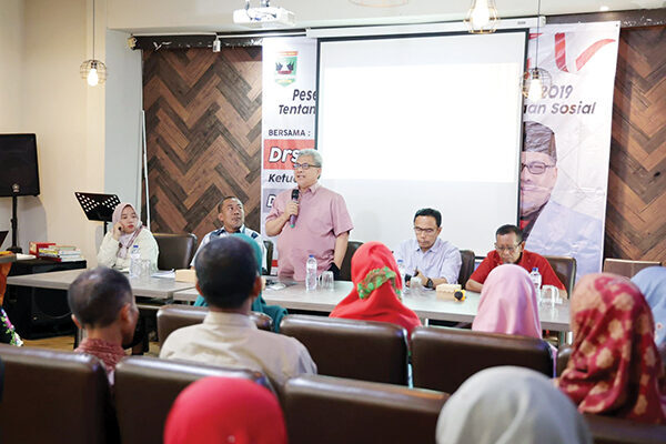 Ketua DPRD Sumbar Sosialisasikan Perda Kesejahteraan Sosial, Tekankan Pentingnya ketersediaan Bank Data 1 SOSIALISASI— Ketua DPRD Sumbar saat menyosialisasikan Peraturan Daerah (Perda) Nomor 8 Tahun 2019 tentang Penyelenggaraan Kesejahteraan Sosial.