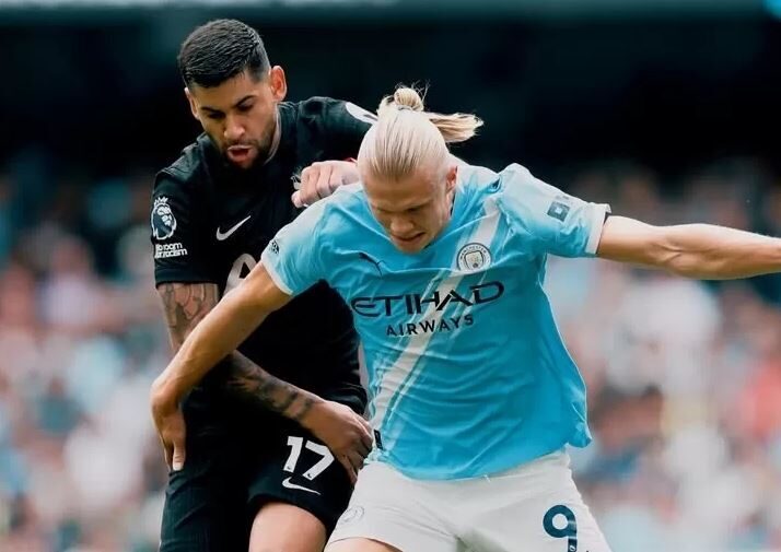 Tottenham Bungkam Manchester City 2-0, Thomas Frank Lanjutkan Awal Manis di Liga Inggris 1 DUEL— Pemain bertahan Tottenham Hotspur, Cristian Romero, berupa menghalangi pergerakan penyerang Manchester City, Erling Haaland.